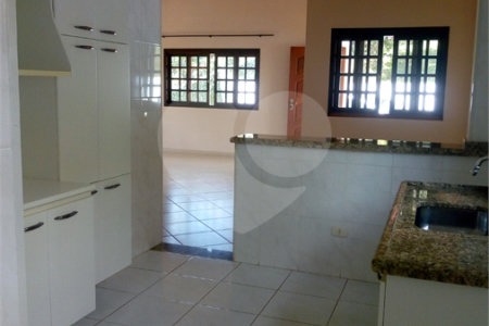 Casa em condomínio para alugar com 3 quartos, sendo 1 suíte, em Vila Petrópolis, Atibaia, SP