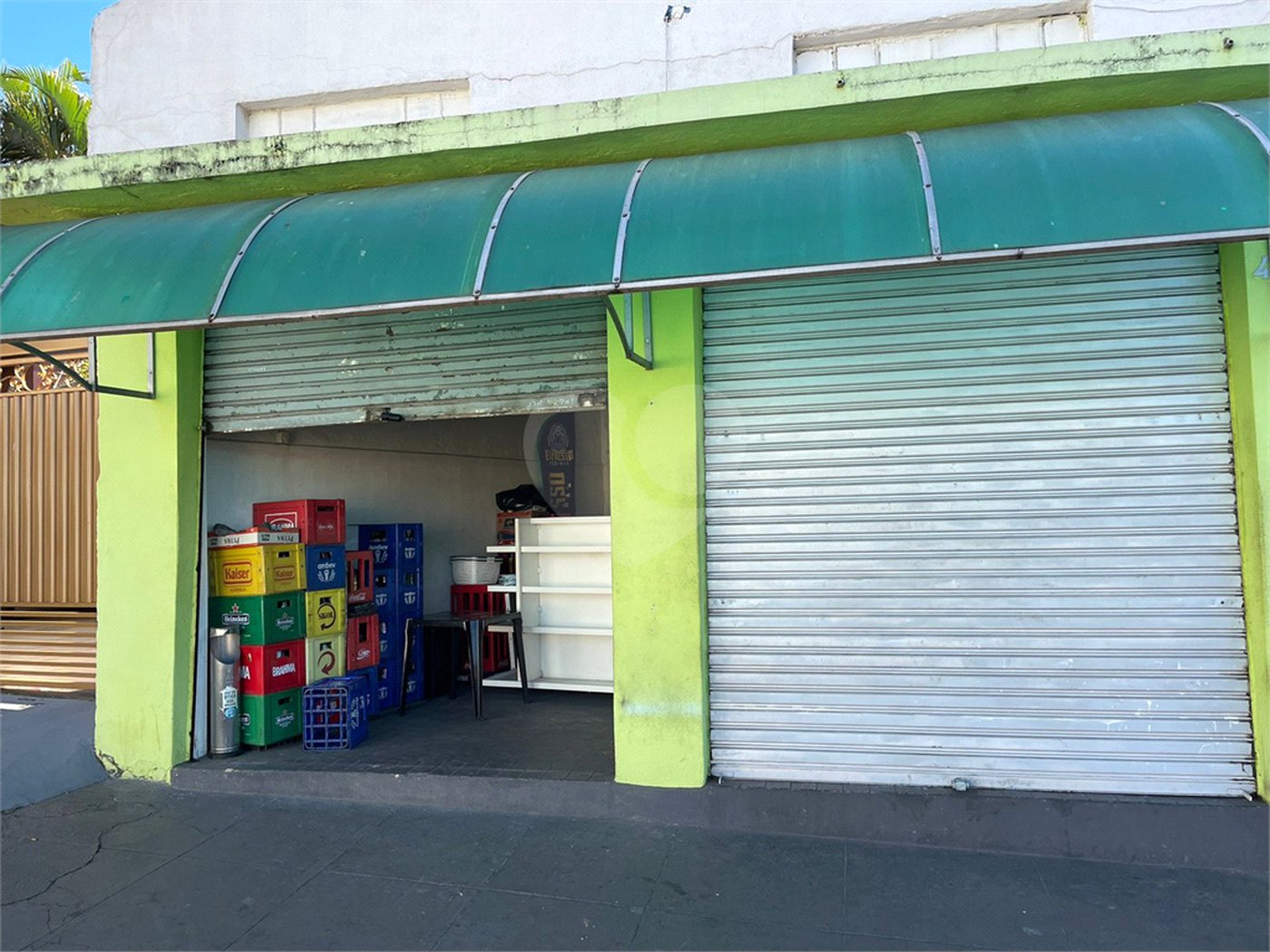 Casa térrea e salão comercial a venda no Jardim Bandeirantes.