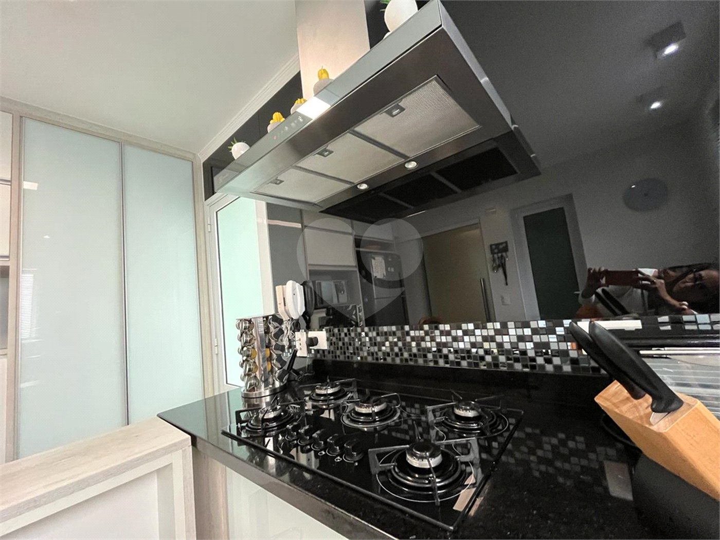 Casa à venda com 4 quartos, sendo 2 suítes, no condomínio Floradas da Serra, São Paulo - SP
