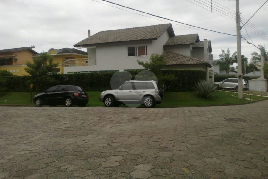 Sobrado à venda com 5 suítes em Enseada, Bertioga, SP