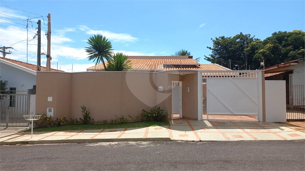 Casa à venda com 4 quartos, sendo 2 suítes, em Jardim Adalgisa, Araraquara, SP