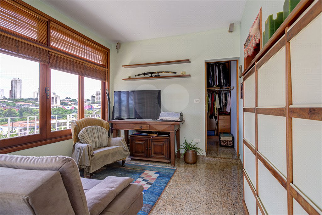Sobrado à venda com 5 quartos, sendo 3 suítes, em Chácara Monte Alegre, São Paulo, SP