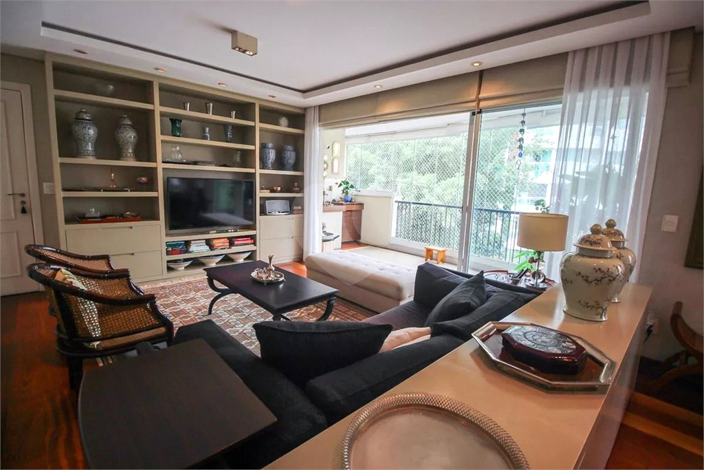 Apartamento à venda com 3 suítes em Real Parque, São Paulo, SP