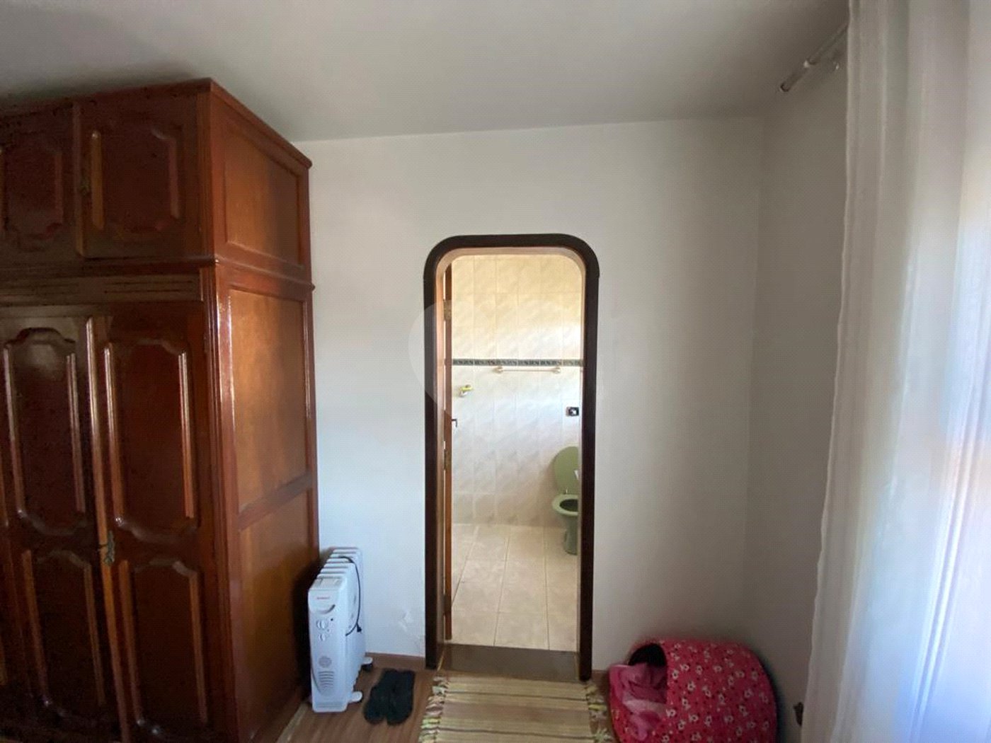 Casa à venda com 5 quartos, sendo 4 suítes, no condomínio Vilarejo Estoril, Mairiporã - SP