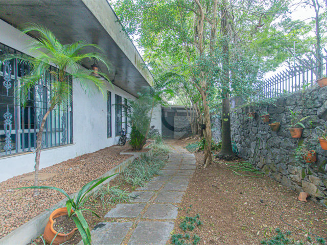 Sobrado à venda com 5 quartos, sendo 2 suítes,  em Granja Julieta, São Paulo, SP