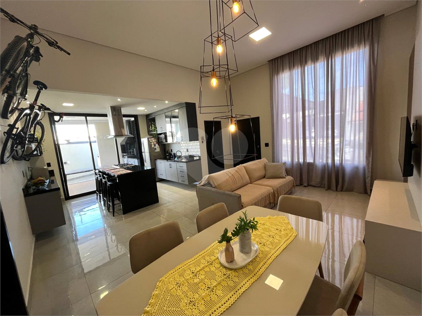 Casa à venda com 3 quartos, sendo 1 suíte, no condomínio Vila Paraty, Indaiatuba - SP