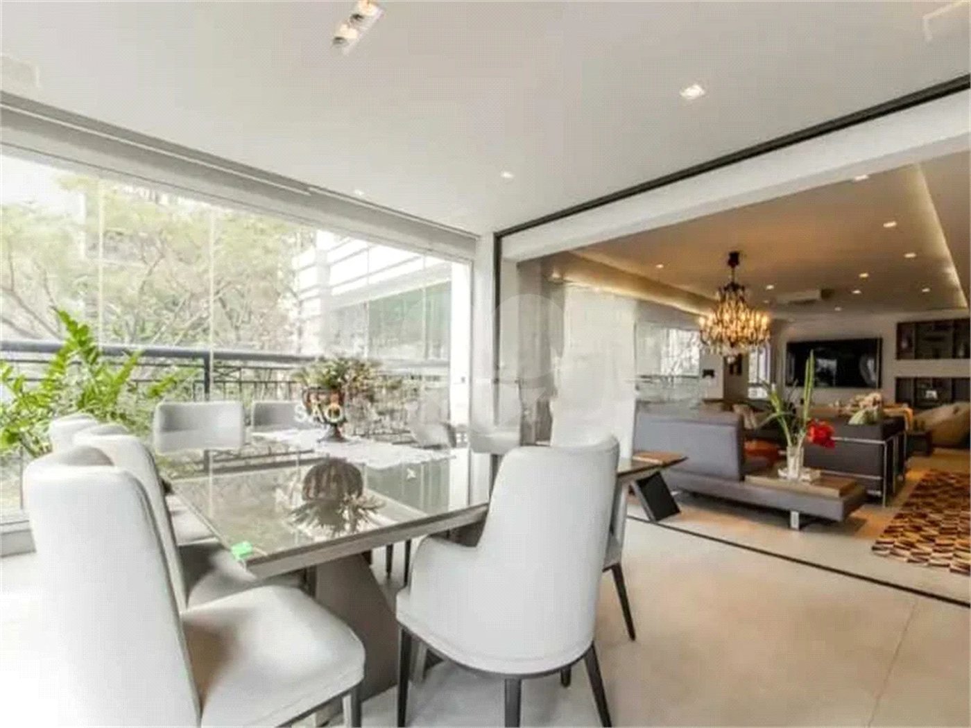 Apartamento de 306m² na melhor região de Moema, 3 suítes, 5 vagas, varanda gourmet, depósito, fora de rota