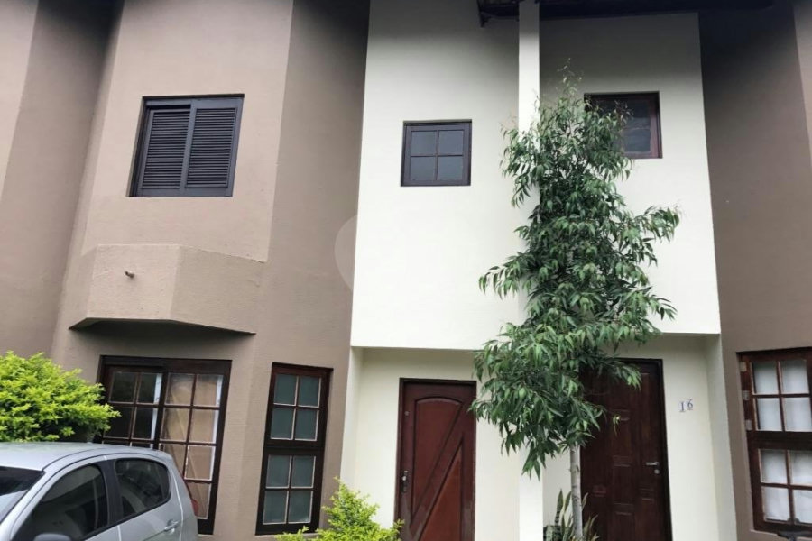 Casa à venda com 3 quartos, sendo 1 suíte, no condomínio Morada dos Pássaros, São Paulo - SP