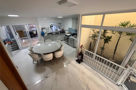 Casa à Venda com 225m² – Ampla e Bem Localizada - Estuda permuta.