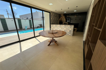 Casa à venda com 5 quartos, sendo 4 suítes, no condomínio Golden Ville, Itapetininga - SP