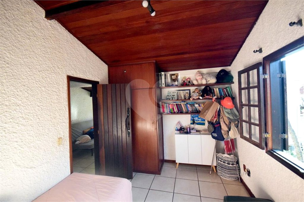 Casa à venda com 5 quartos, sendo 1 suíte, no condomínio Vivendas, Rio de Janeiro - RJ
