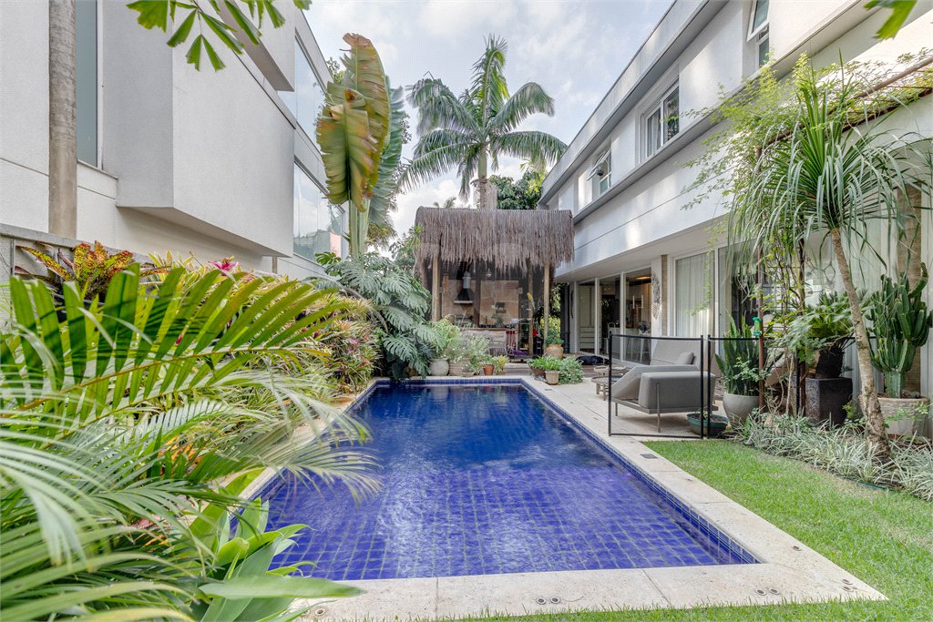 Casa à venda com 4 suítes no condomínio Residencial Canumã, São Paulo - SP
