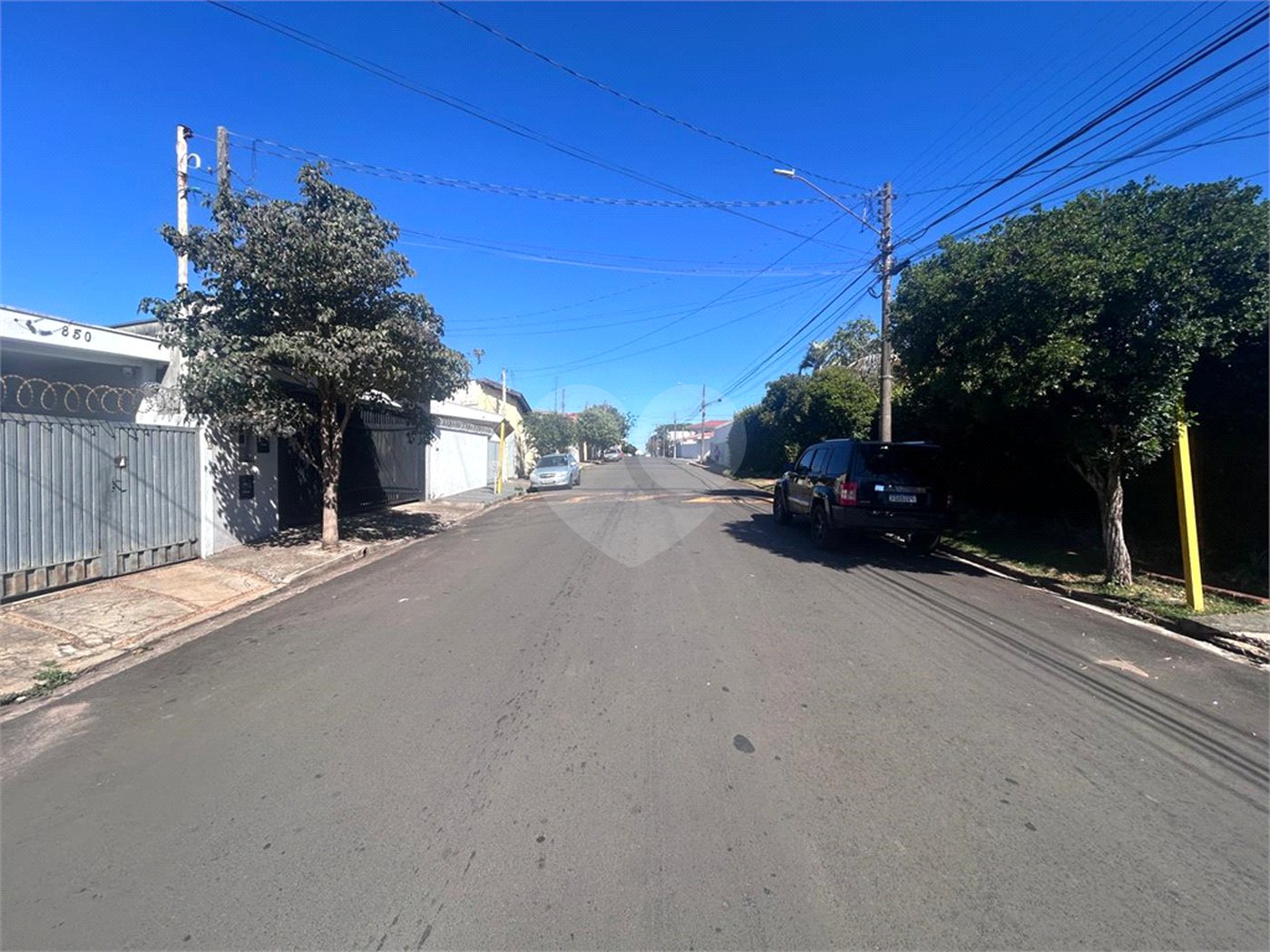 Casa espaçosa e confortável em um bairro tranquilo a venda.