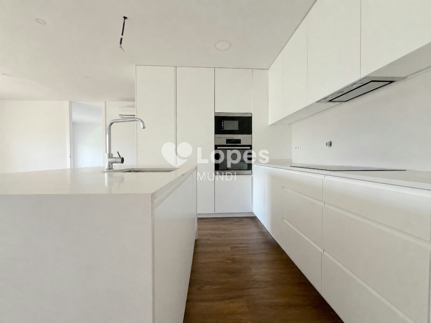 Apartamento T3 à venda em Águas Santas, Maia, Portugal – Varanda e garagem