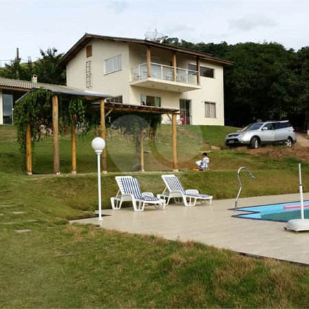 Chácara à venda com 4 quartos, sendo 2 suítes,  em Batatuba, Piracaia, SP