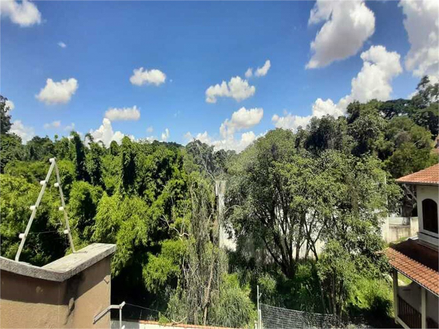 Casa à venda com 4 quartos, sendo 2 suítes, no condomínio Florada da Serra, São Paulo - SP