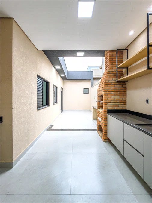 Indaiatuba - Jardim Bom sucesso - Área total: 150m² - Área construída: 115m² - 3 dormitórios sendo 1 suíte com armário planejado;Sala para dois ambientes; Banheiros com box gabinetes e espelhos; Área gourmet com churrasqueira a carvão e móveis planejados; Lavanderia coberta; Ar condicionado na sala