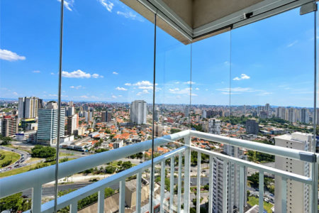 Apartamento de 127 m² em andar alto, com vista livre, 3 suítes planejadas, sacada gourmet envidraçada, 2 vagas e lazer completo, próximo ao Shopping Golden Square e à Avenida Kennedy.
