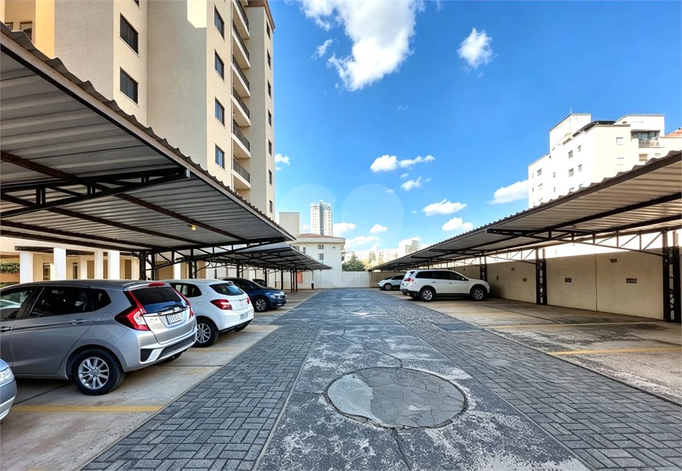 Apartamento á venda no centro com dois dormitórios e sacada.