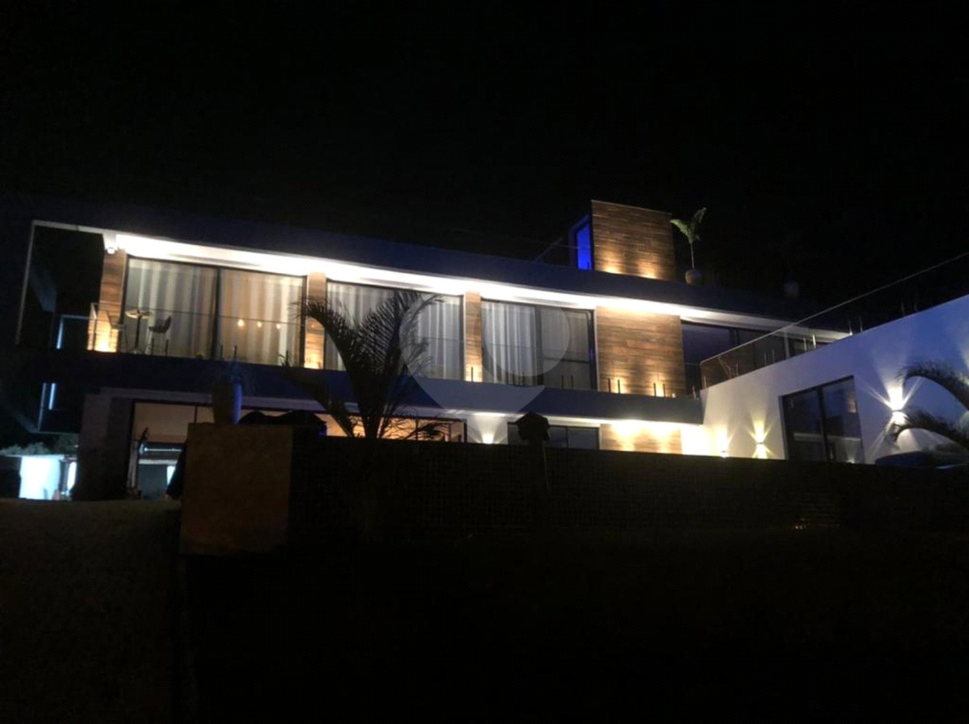 Sobrado à venda com 4 quartos, sendo 2 suítes,  no Centro, Joanópolis, SP