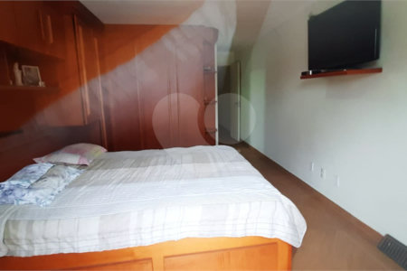 Sobrado à venda com 4 quartos, sendo 1 suíte, em Vila Lúcia, São Paulo, SP