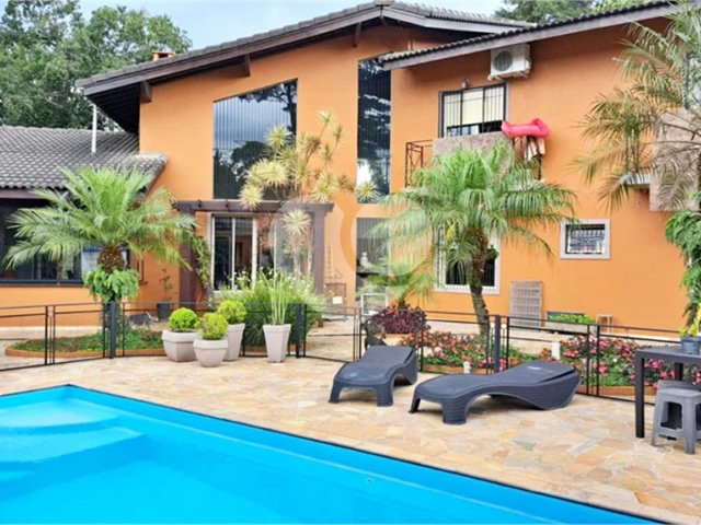 Casa à venda com 8 quartos, sendo 4 suítes,  em Roseira, Mairiporã, SP