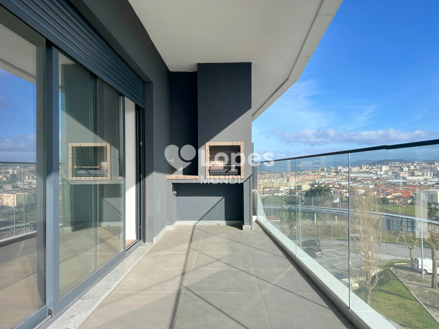 Apartamento T2 à venda em Águas Santas, Maia, Portugal – Varanda e garagem