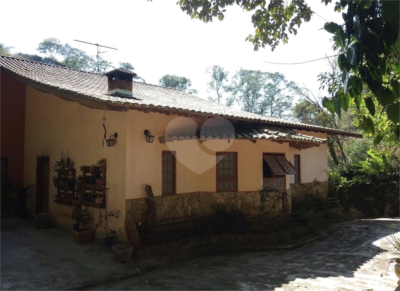 Casa à venda com 4 quartos, sendo 1 suíte, no condomínio Quinta da Cachoeira, Embu das Artes - SP