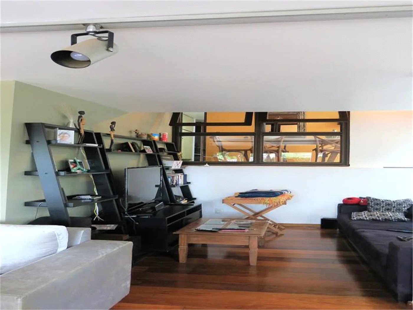 Casa à venda com 4 quartos, sendo 2 suítes,  em Jardim Leonor, São Paulo, SP