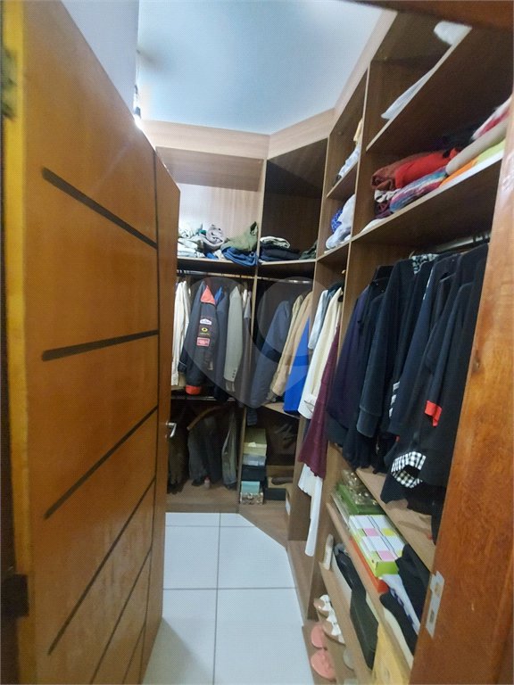 Casa térrea com piscina no Residencial Samambaia.