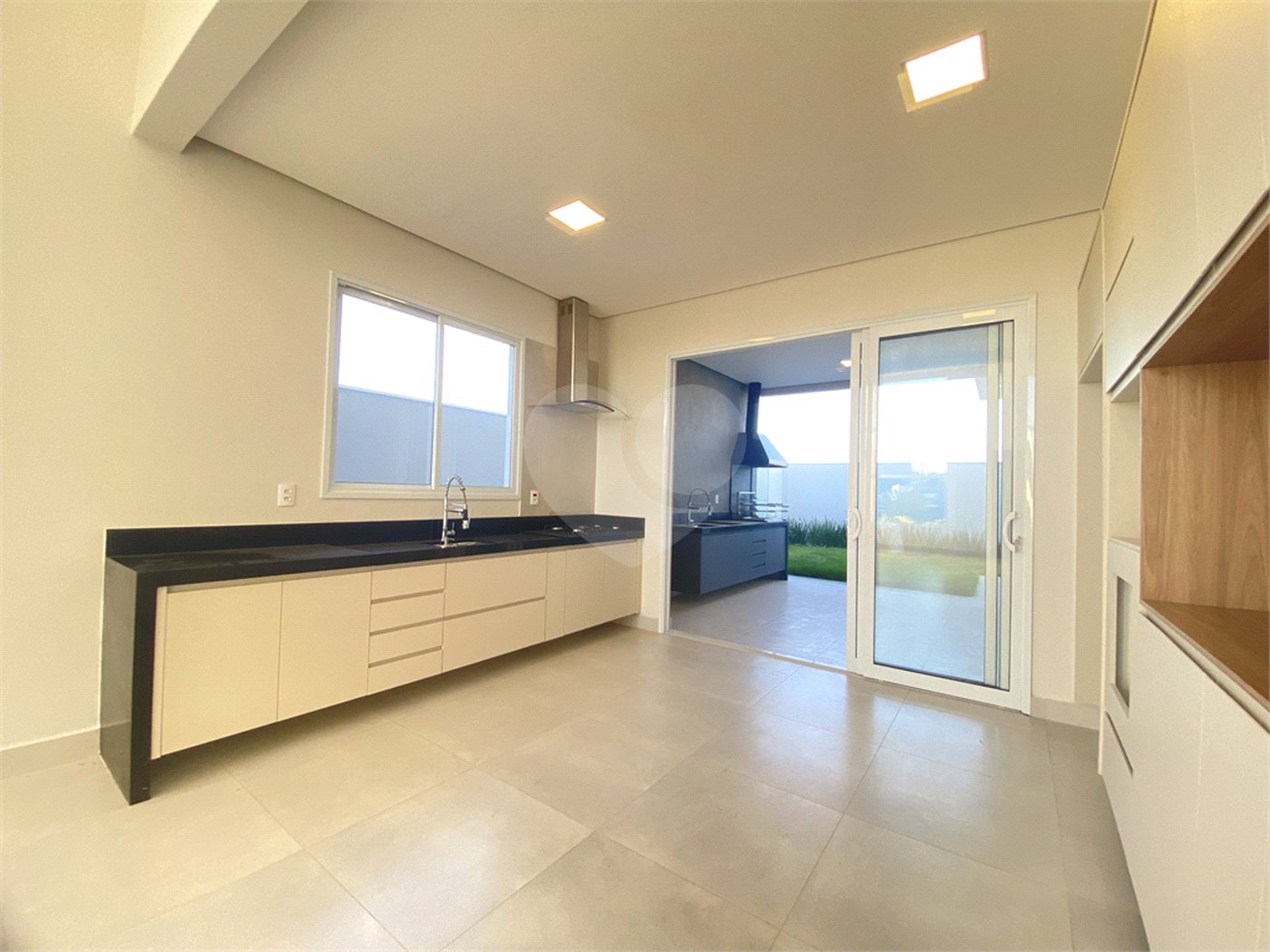 Casa à venda com 3 quartos, sendo 1 suíte, no condomínio Reserva Central Parque, Salto - SP