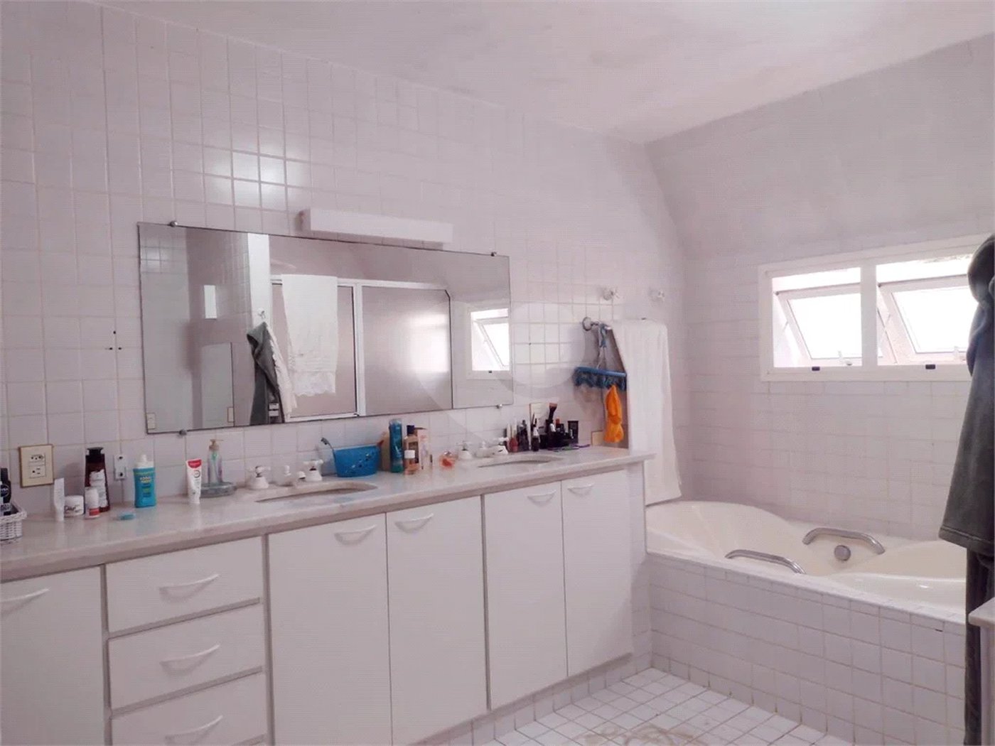 Casa à venda com 5 quartos, sendo 4 suítes, no condomínio Malota, Jundiaí - SP