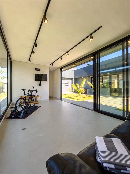 Indaiatuba - Quintas da Terracota - 1252 m² de terreno - casa térrea com 514 m² de área construída -3 vagas de garagem cobertas e 3 descobertas Lavabo - Sala de estar e jantar amplas e integradas - Escritório privativo - Cozinha toda equipada com geladeira, forno, micro-ondas, lava-louças,