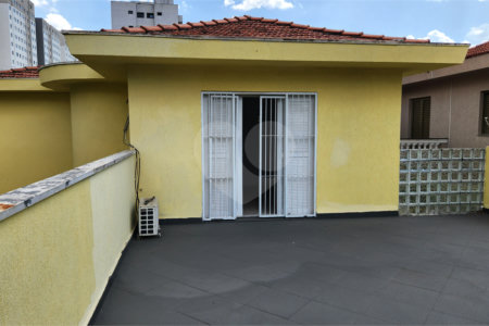 Sobrado em Santo Amaro com 3 dormitórios, uma suíte e 5 vagas