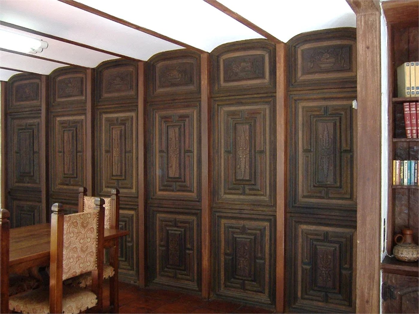 Sobrado em estilo Tudor com edícula independente à venda –