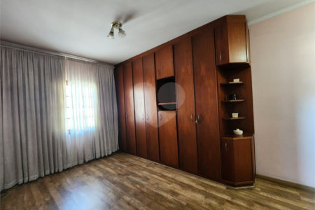 Sobrado à venda com 3 quartos, sendo 1 suíte,  em Vila Constança, São Paulo, SP