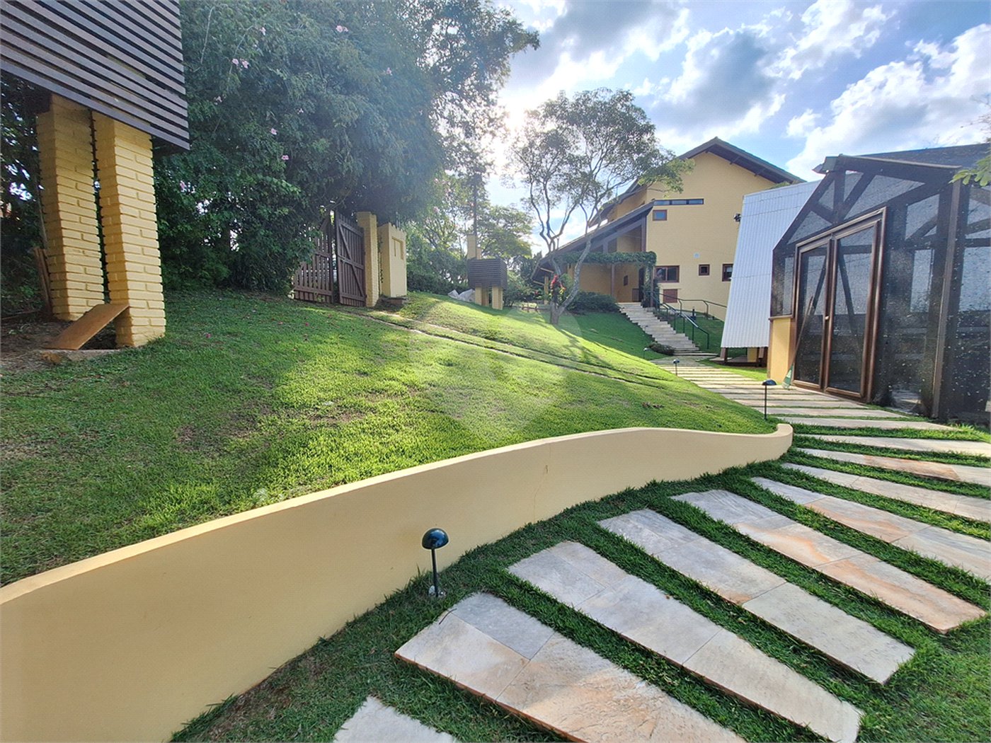 Casa à venda com 3 suítes no condomínio Chácaras do Lago, Vinhedo - SP