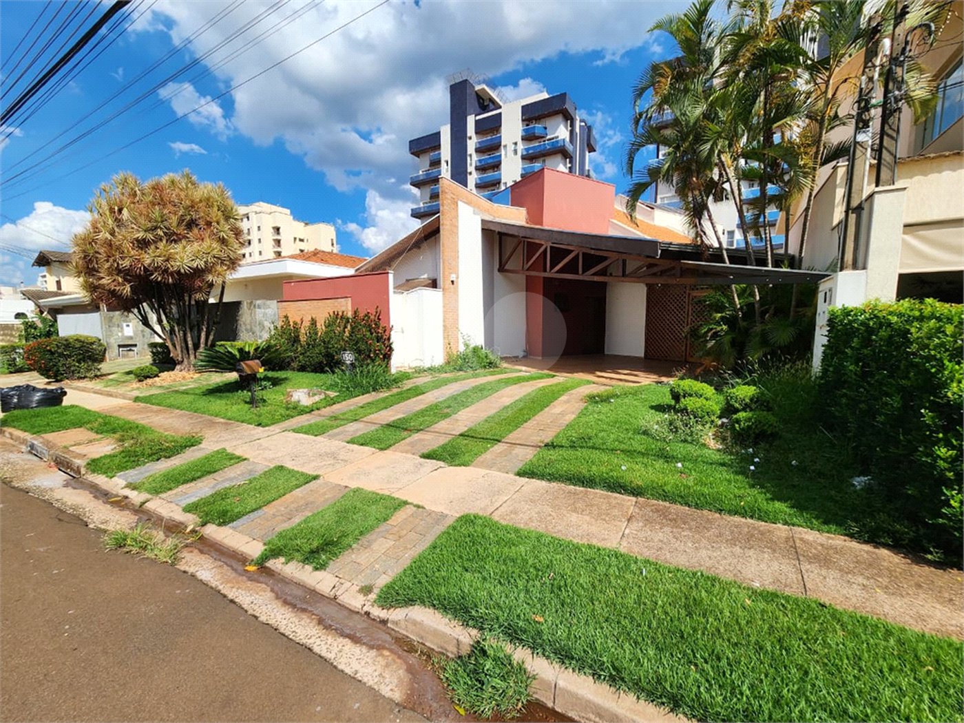 Casa Antiga, Charmosa e Muito Bem Localizada no Condomínio Faber Castell I á venda