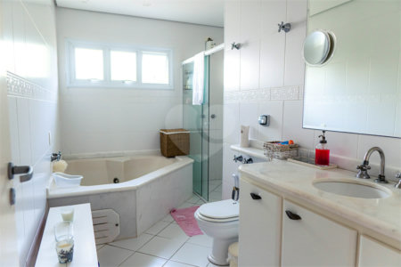 Casa à venda com 5 quartos, sendo 4 suítes, no condomínio Flamboyant, Atibaia - SP