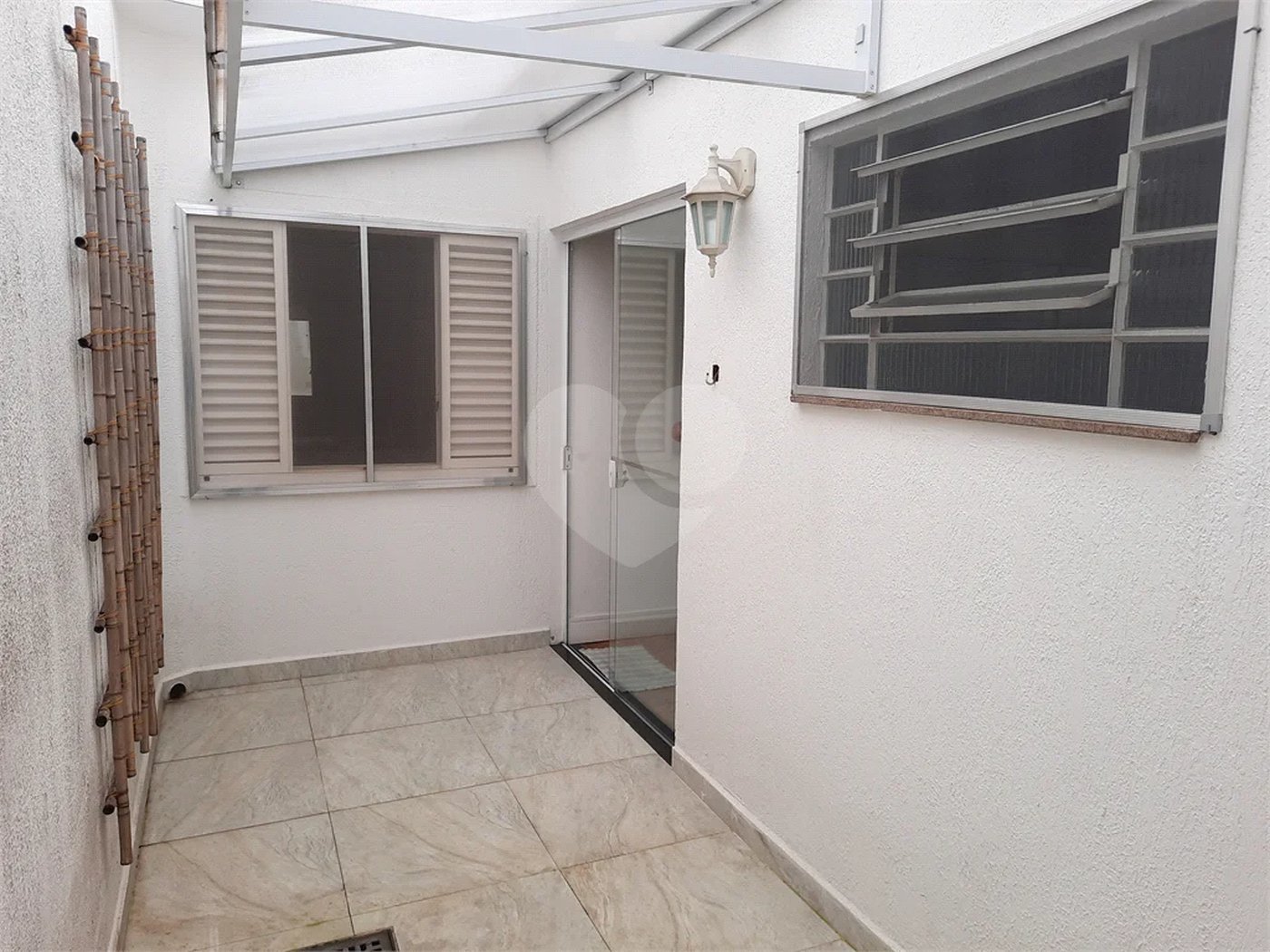 casa térrea na Vila Romana, 07 vagas de garagem, 4 quartos,, sendo 1 suíte amplo quintal.