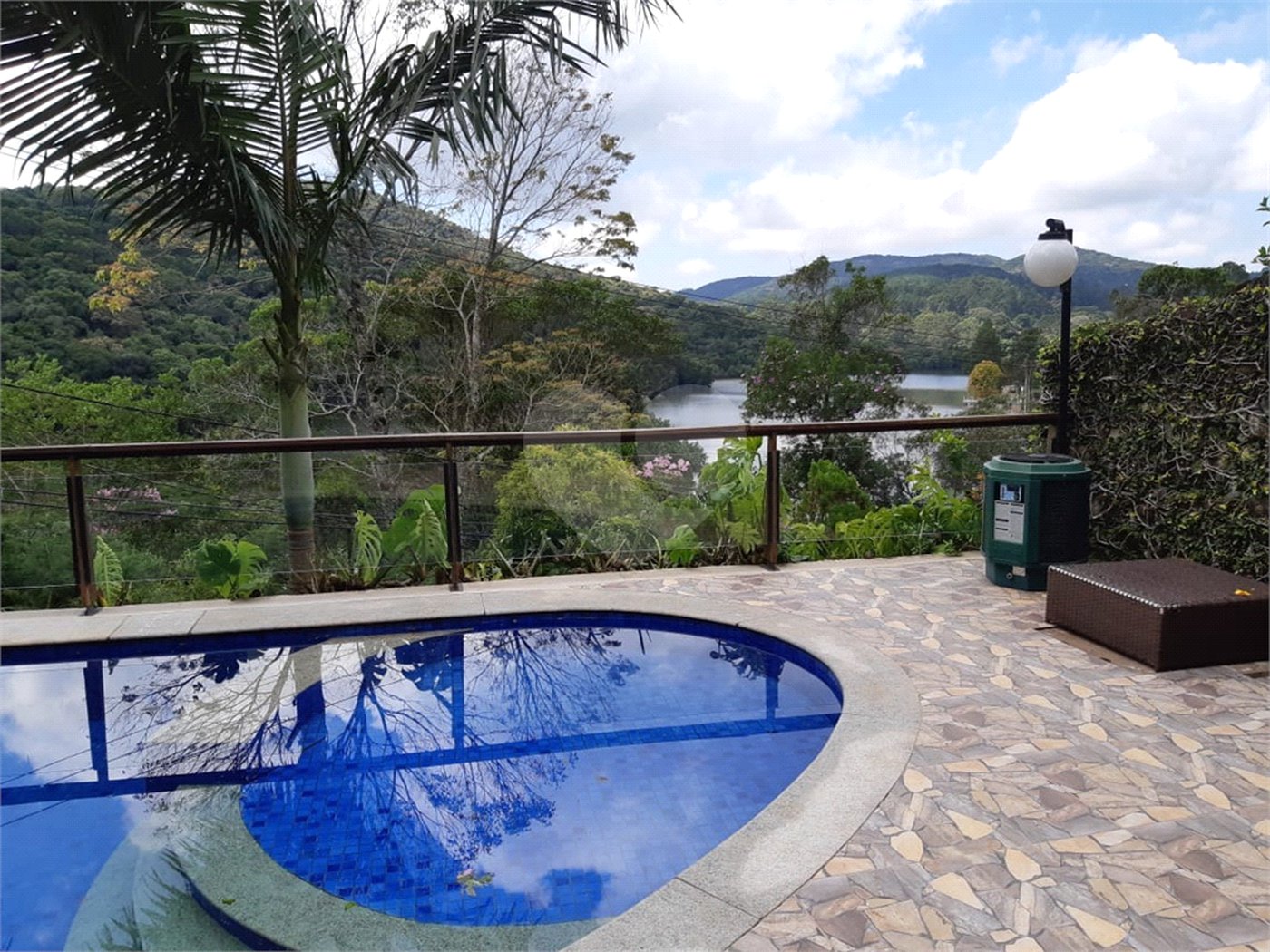 Casa à venda com 4 quartos, sendo 1 suíte, no condomínio Clube da Montanha, Atibaia - SP