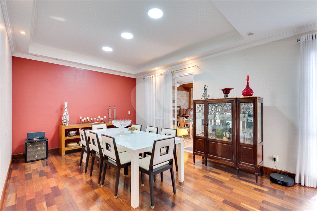 Casa à venda com 3 suítes no condomínio Vila Versalhes, São Paulo - SP