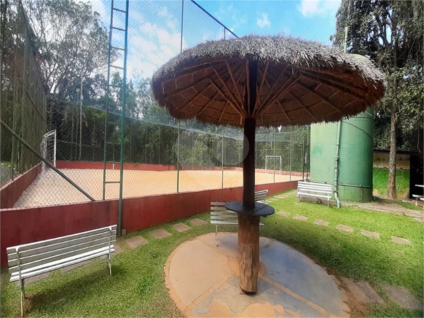 Casa à venda com 4 quartos, sendo 1 suíte, no condomínio Parque Suiça, Caieiras - SP