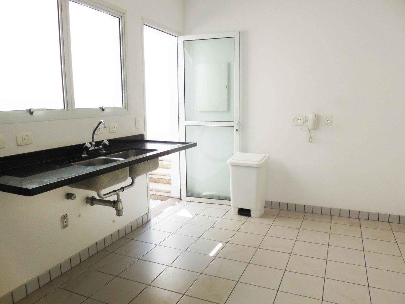 Casa à venda com 4 quartos, sendo 2 suítes, no condomínio Bristol Village, São Paulo - SP