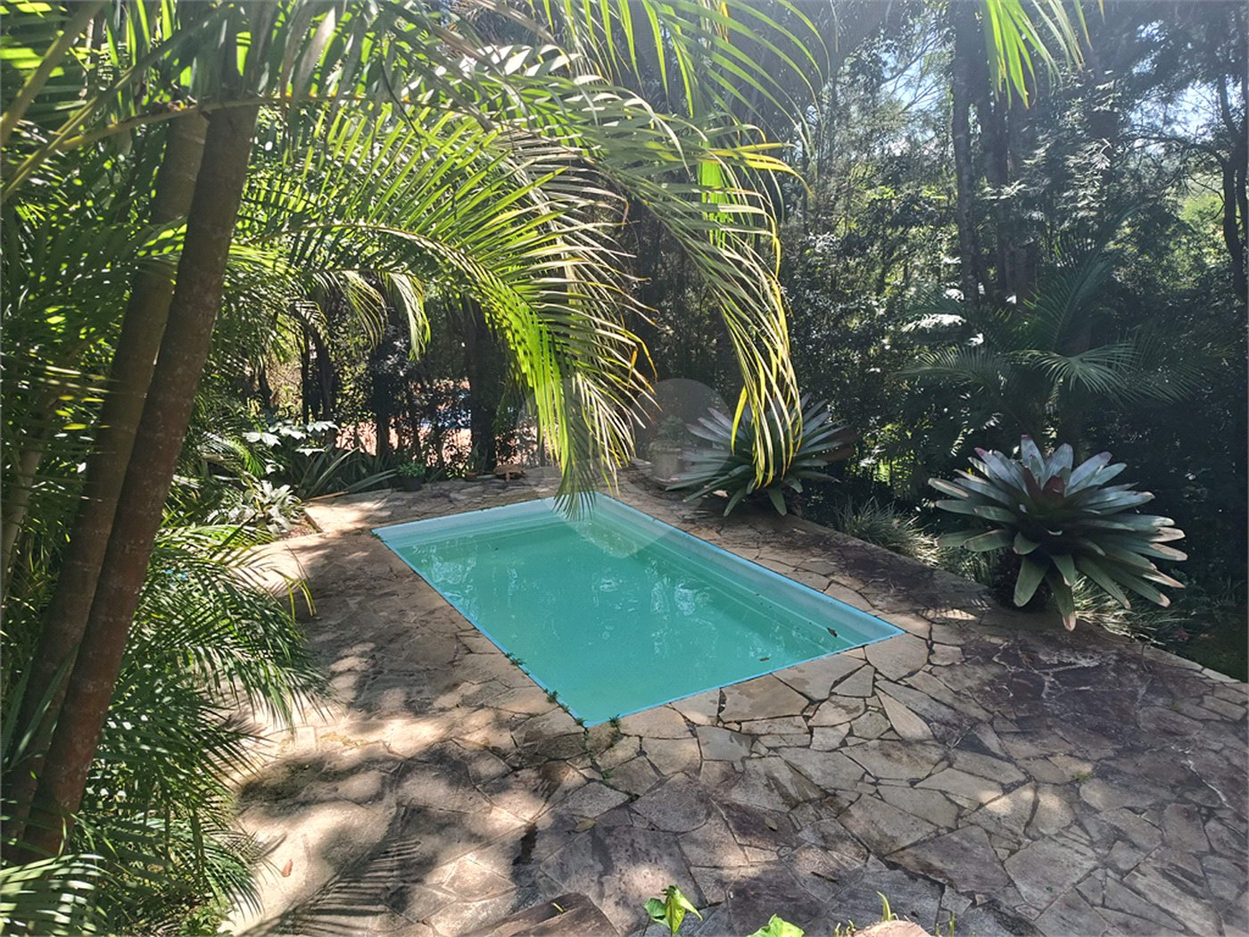 Casa à venda com 4 quartos, sendo 3 suítes, no condomínio Patrimônio do Carmo, São Roque - SP