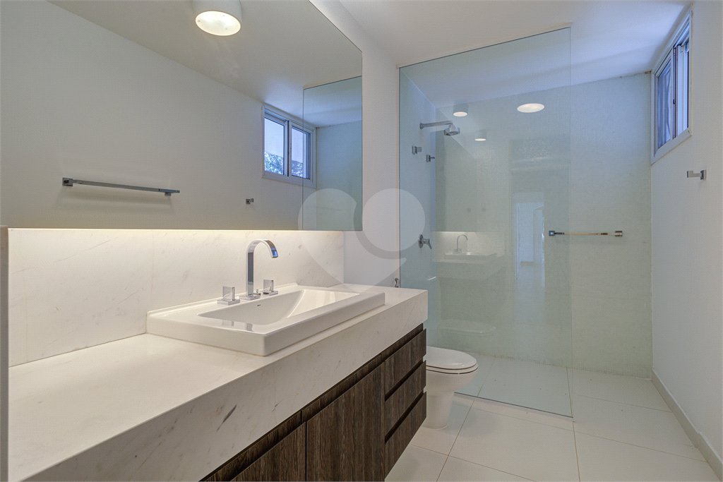 Casa para alugar com 5 quartos, sendo 3 suítes, no condomínio Chácara Flora, São Paulo - SP