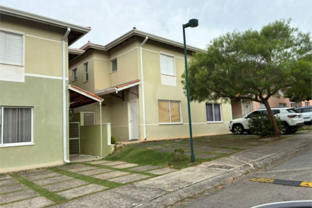 Sobrado à venda com 3 quartos em Jardim Petrópolis, Cotia, SP