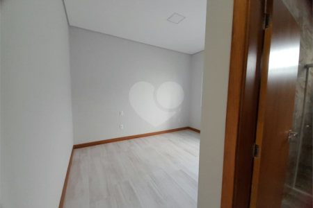 Belíssima Casa à Venda no Condomínio Damha IV