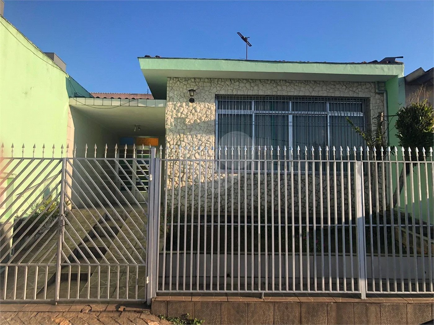 Ótima casa térrea a venda, 2 quartos e 2 vagas de garagem Jd Maristela