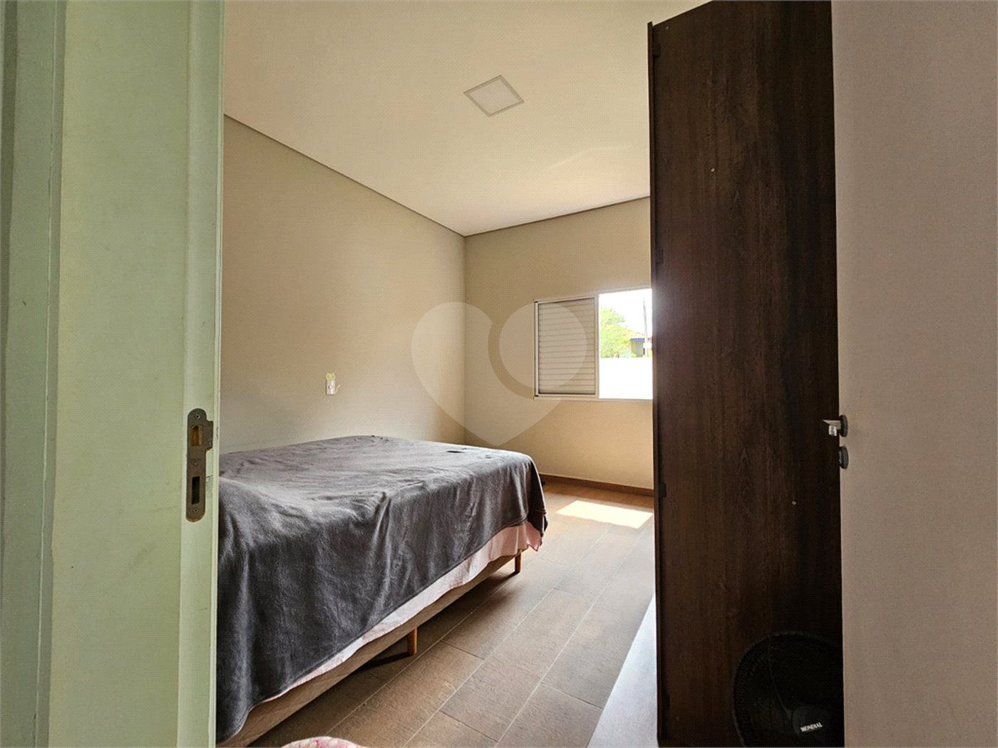 Casa à venda com 4 quartos, sendo 1 suíte,  no condomínio Jardim Shangri-lá, Atibaia - SP
